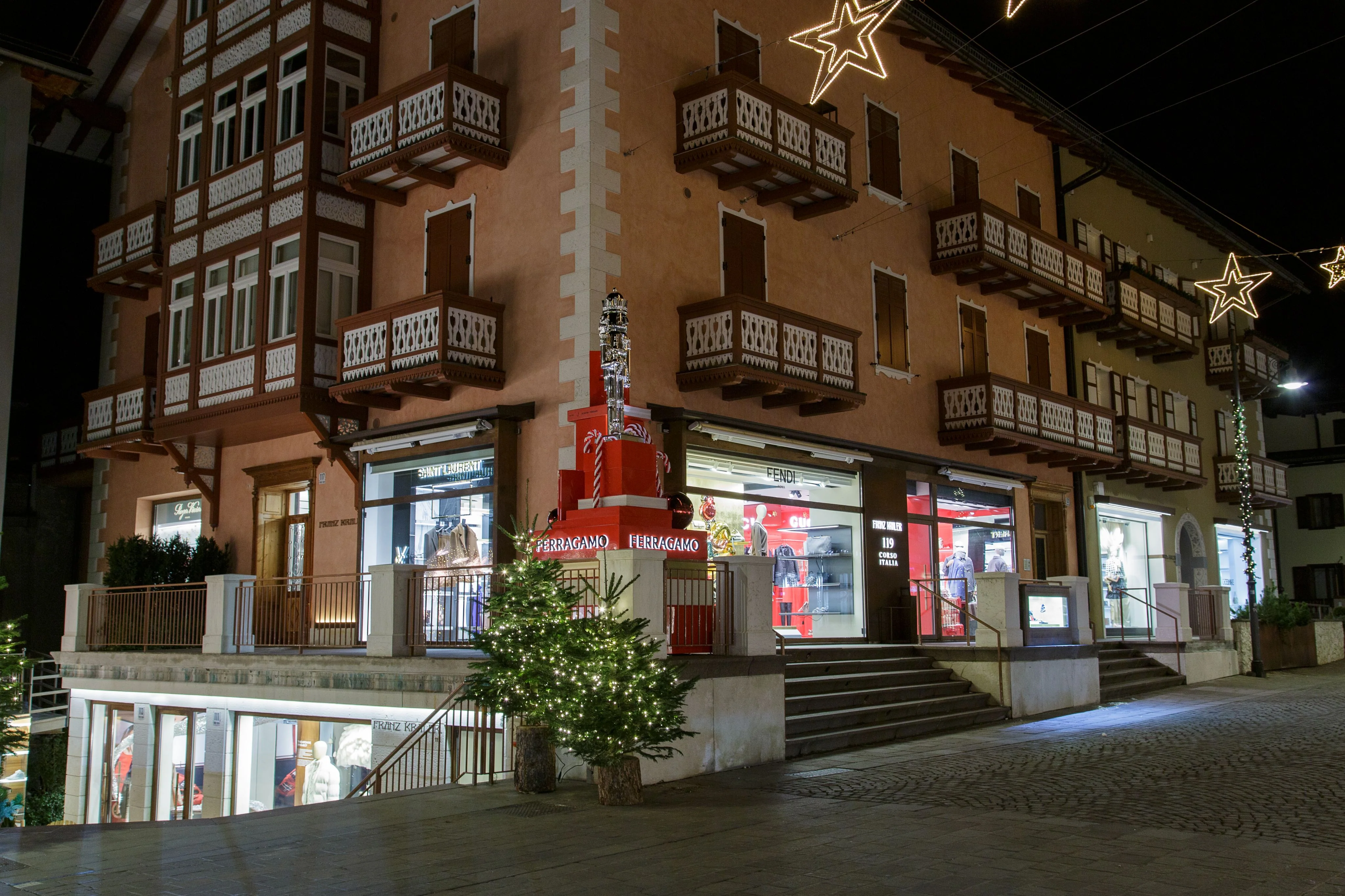 Cortina Fashion Week 2024 e l'alta moda ad alta quota da Best Luxury Bag Wholesale