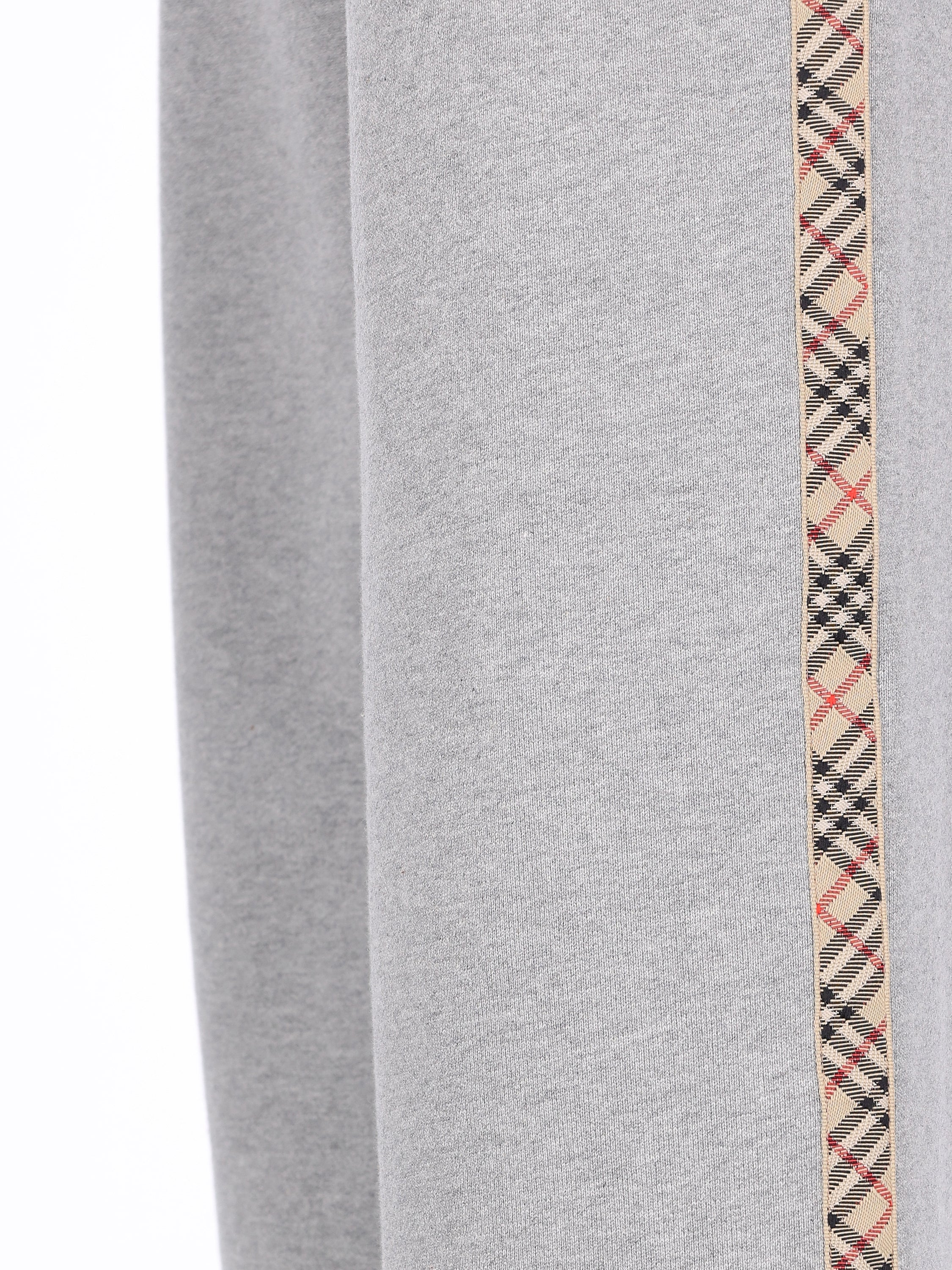 Pantaloni realizzati in cotone. 8118974 A2142 BURBERRY 