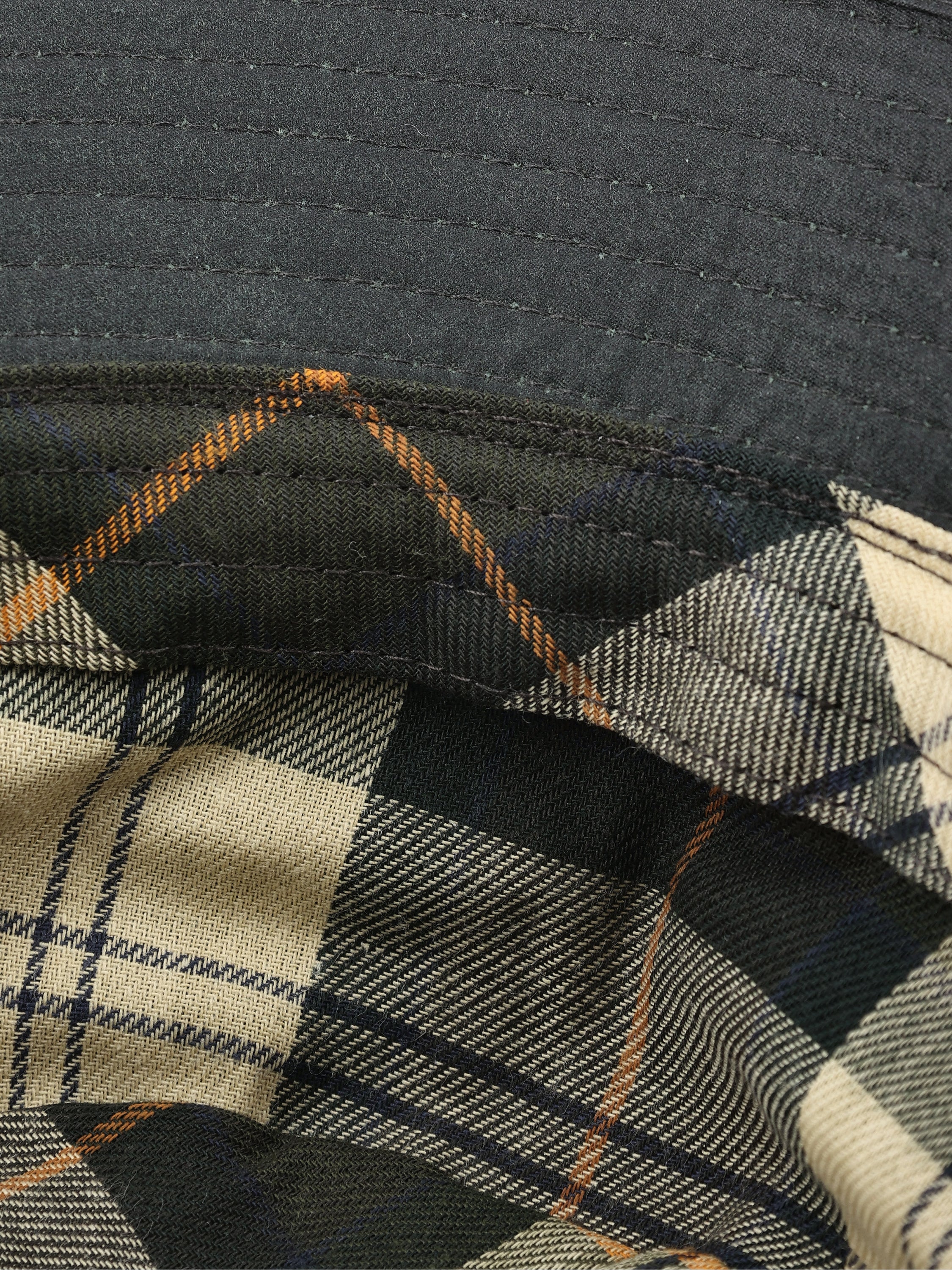 Cappellino realizzato in cotone cerato MHA0001 MHASG91 BARBOUR