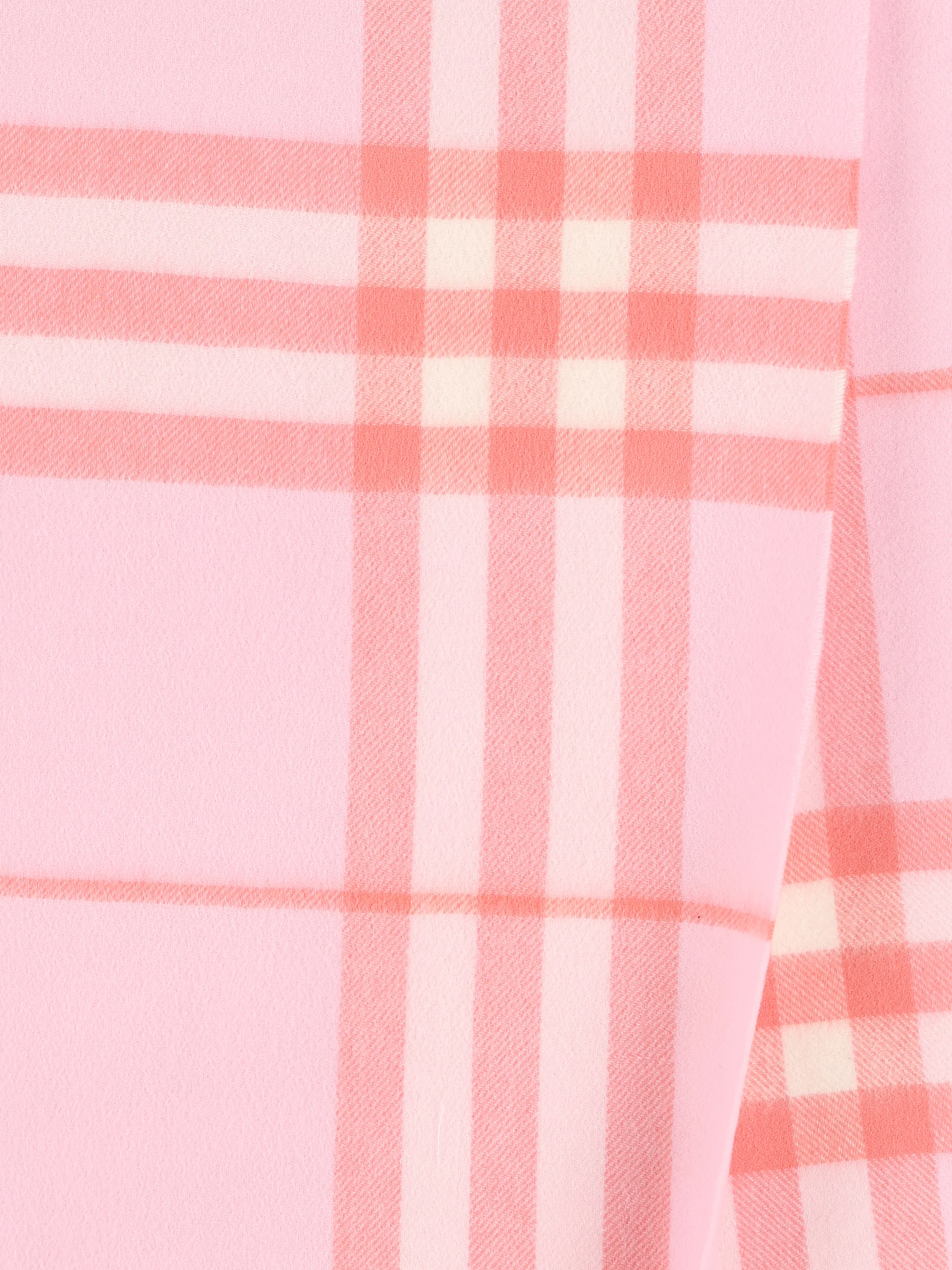 Sciarpa realizzata in cashmere. 8124998 C5284 BURBERRY 