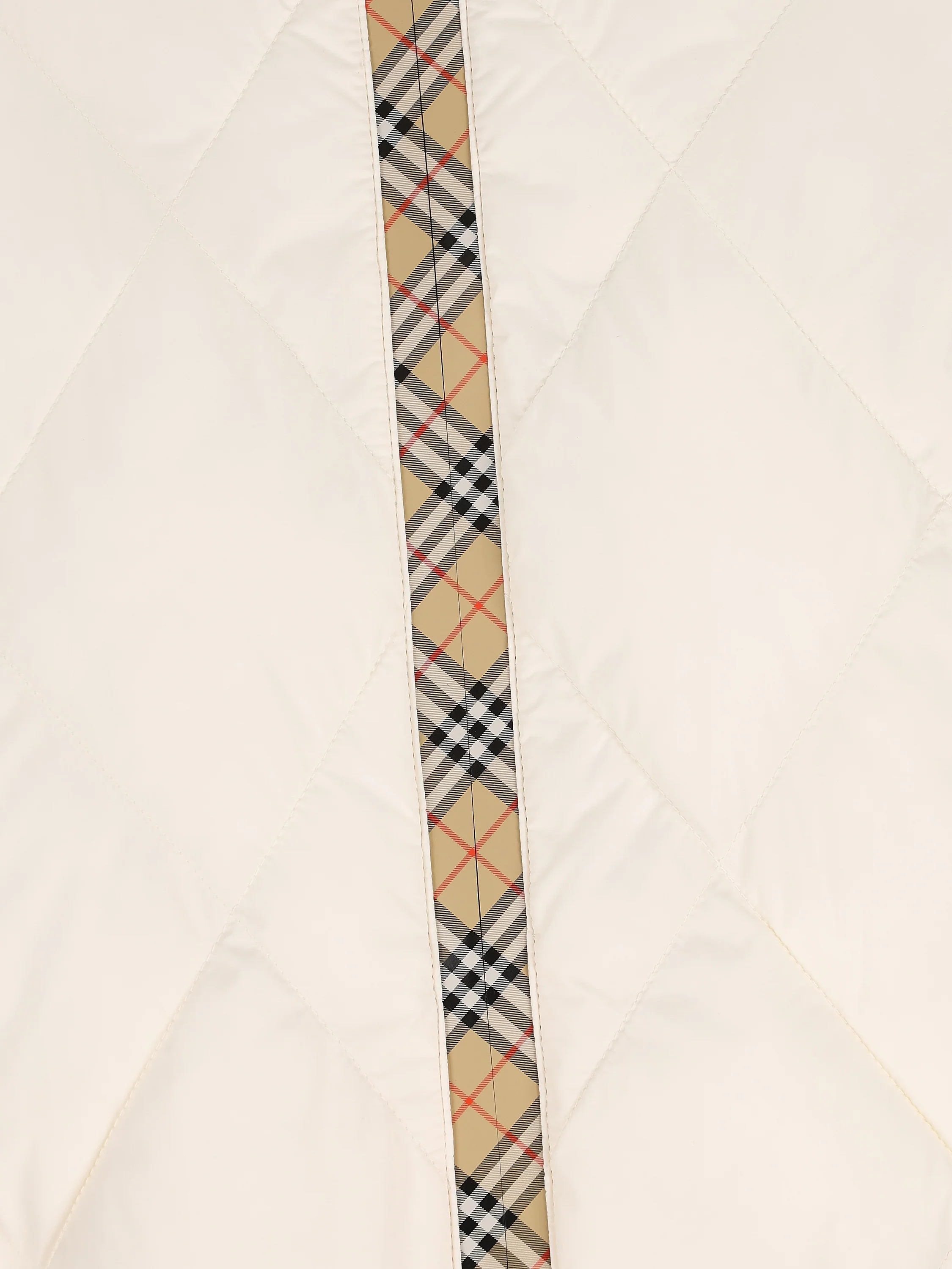 Giacca realizzata in poliammide. 8127008 C6056 BURBERRY 