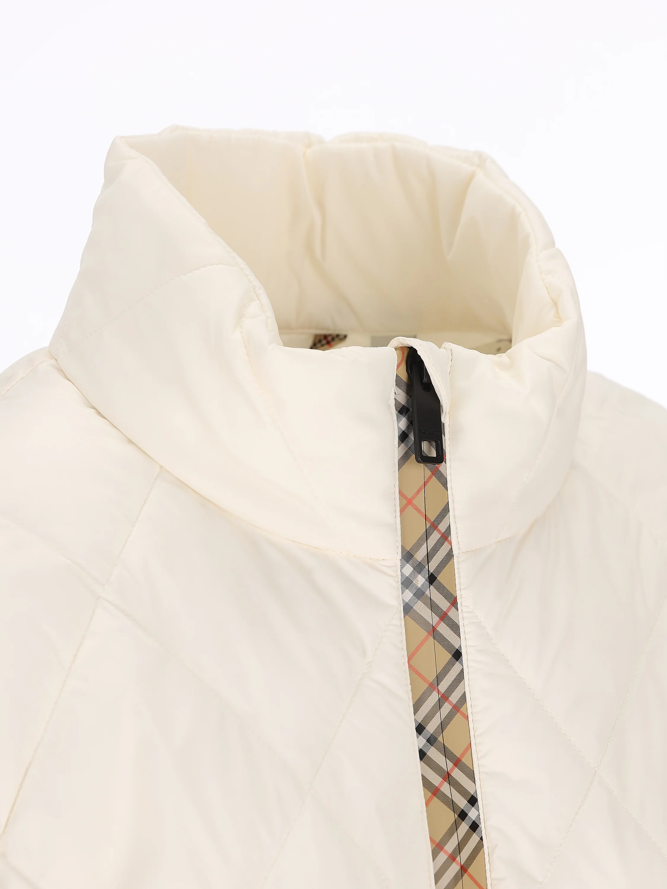 Giacca realizzata in poliammide. 8127008 C6056 BURBERRY