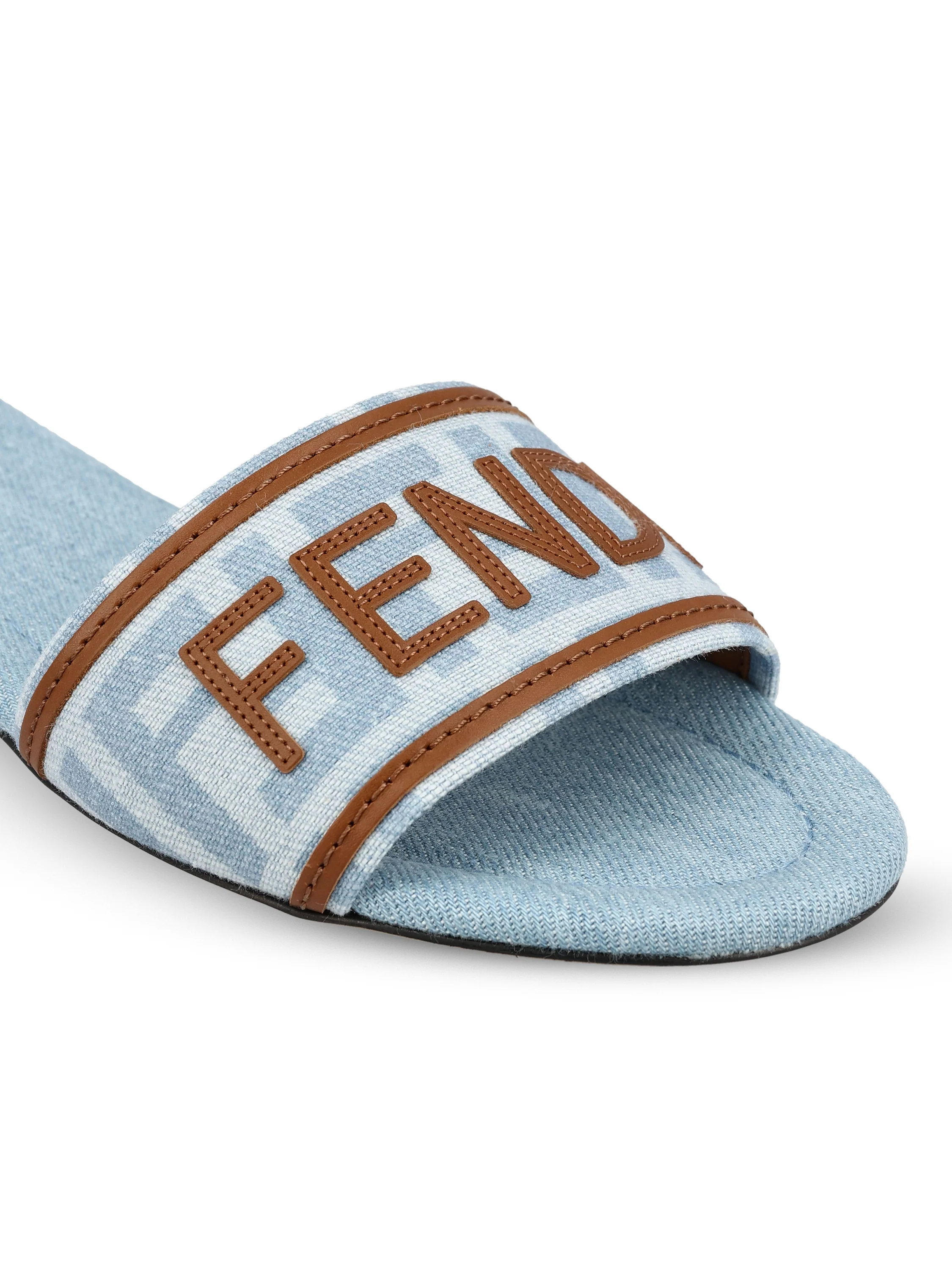 Slide realizzate in poliammide. 8R8092 AY2ZF1XIA FENDI 
