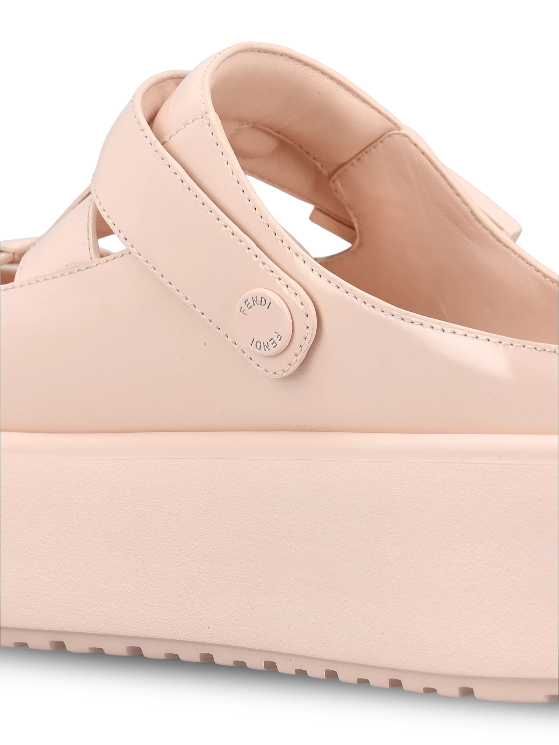 Sabot realizzate in pelle di vitello. 8R8997 69FF0QE5 FENDI