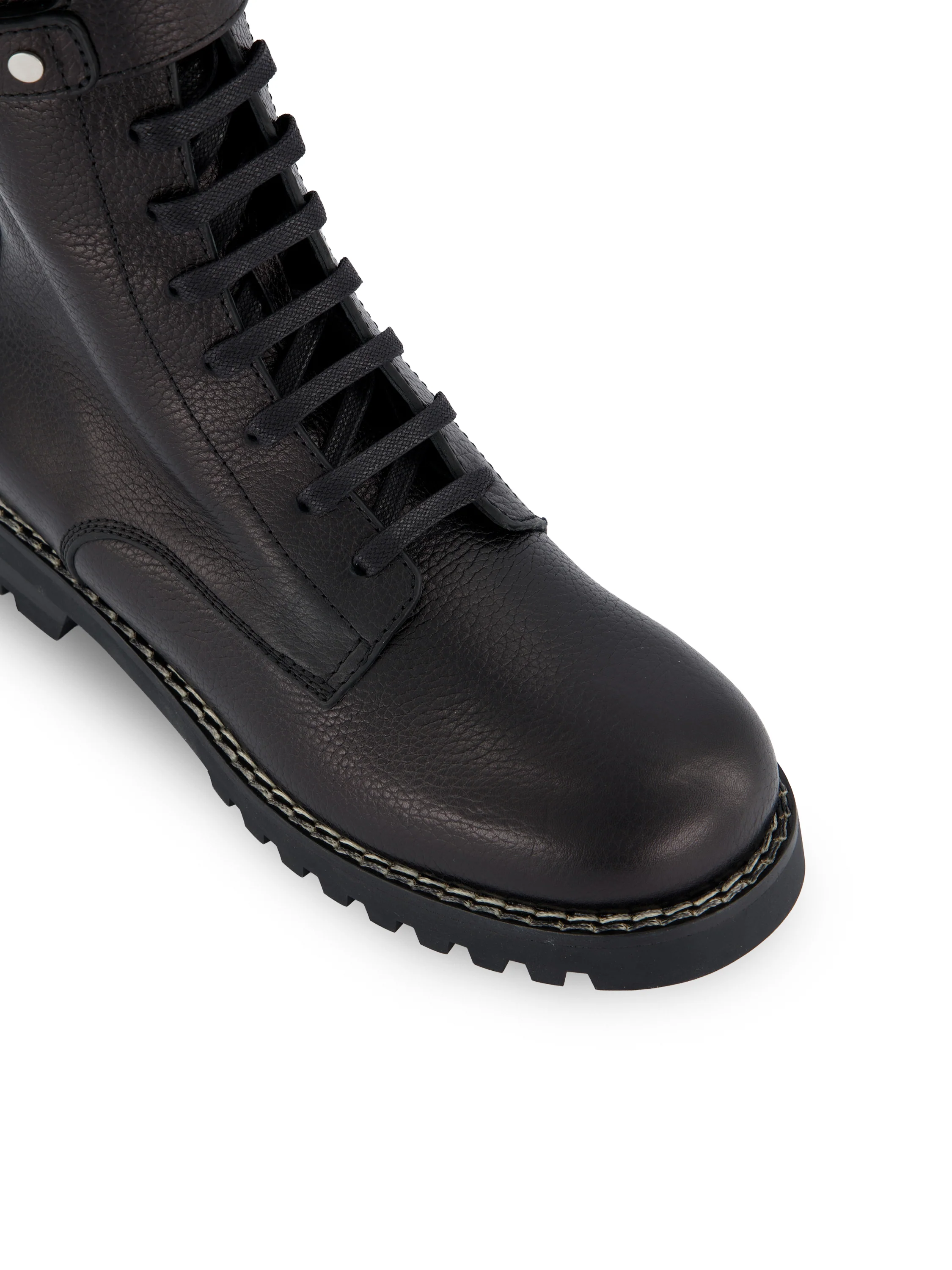 Stivali realizzati in pelle di vitello. 8T9050 AY0NF0QA1 FENDI 