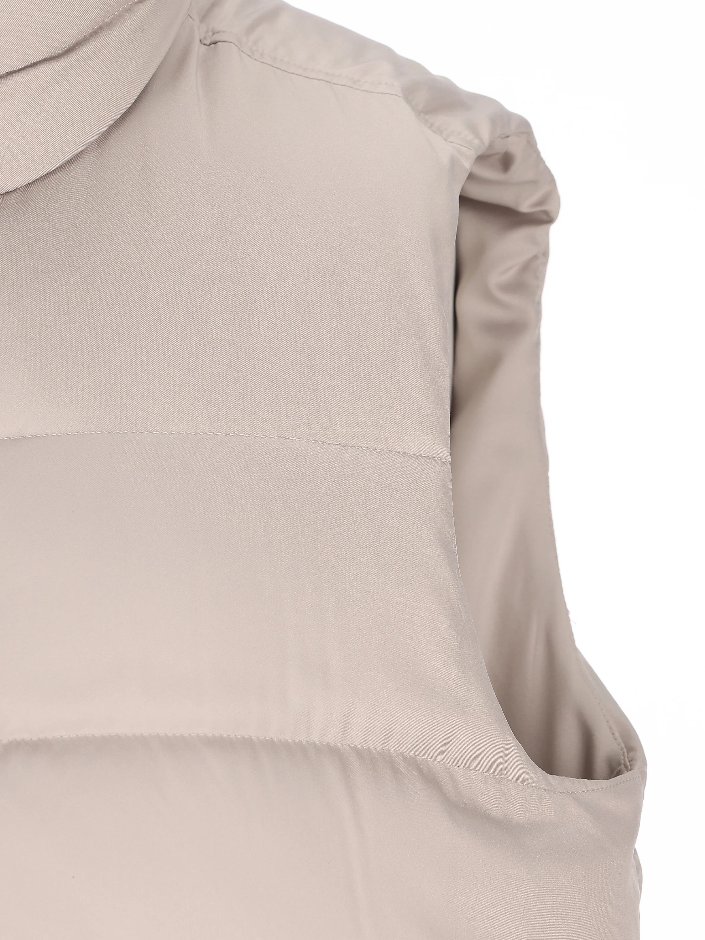 Gilet realizzato in poliestere. PI001267U 12414Z9403 HERNO 