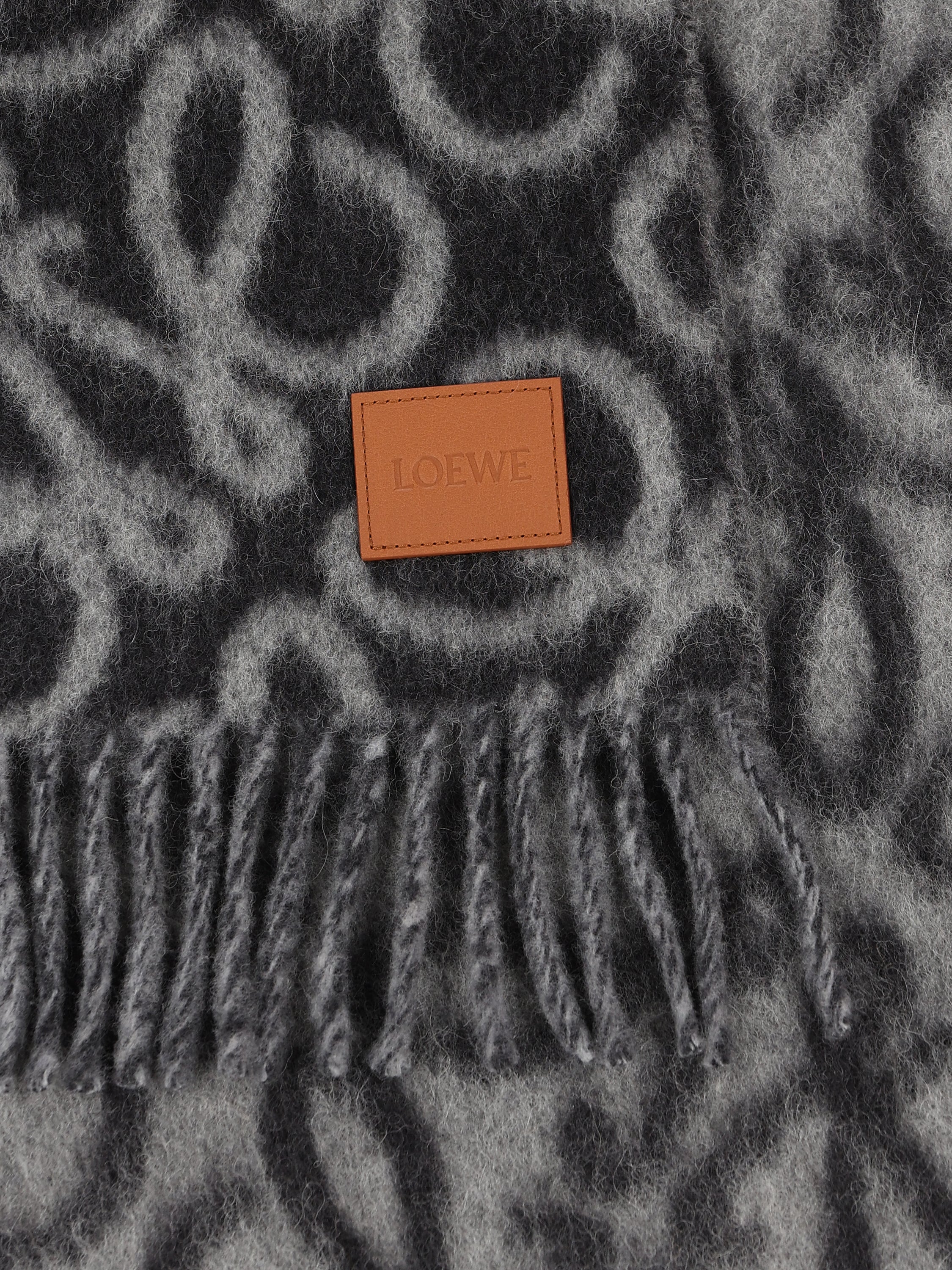 Sciarpa realizzata in alpaca e lana. FSF4SS1W02 1114 LOEWE 