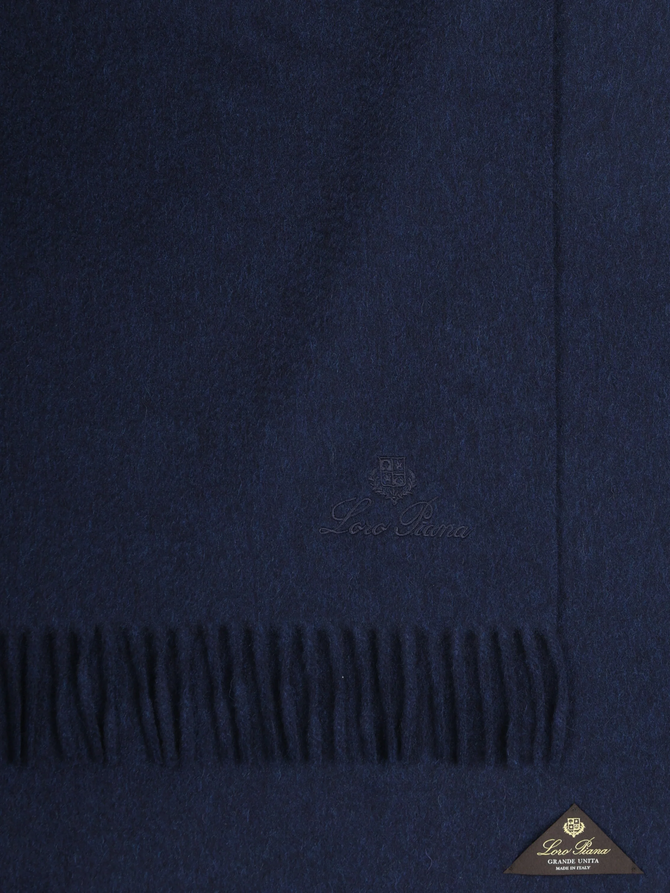 Sciarpa realizzata in cashmere. FAO3774 W1K1 LORO PIANA