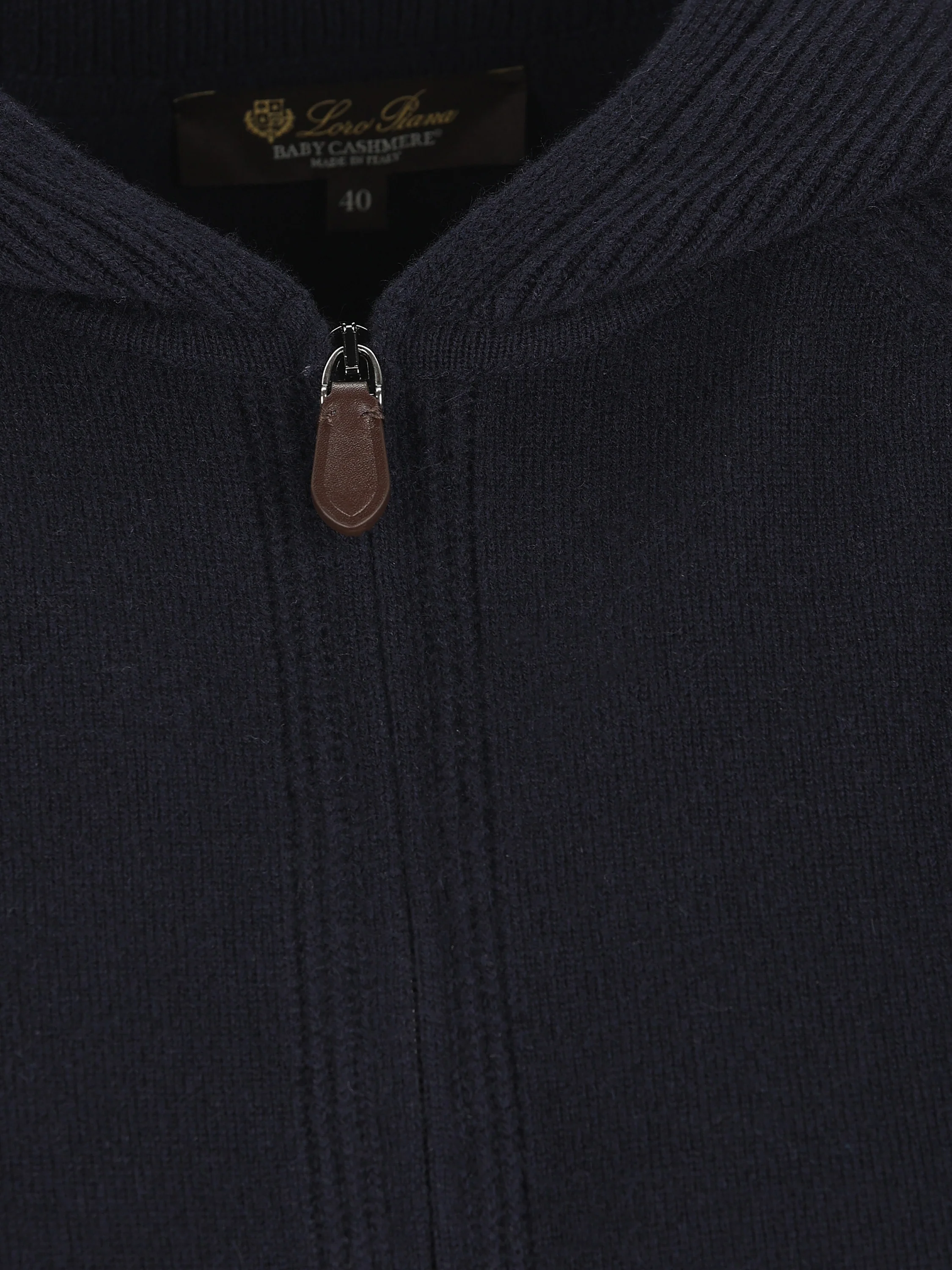 Maglia realizzata in baby cashmere. FAP0176 W000 LORO PIANA 