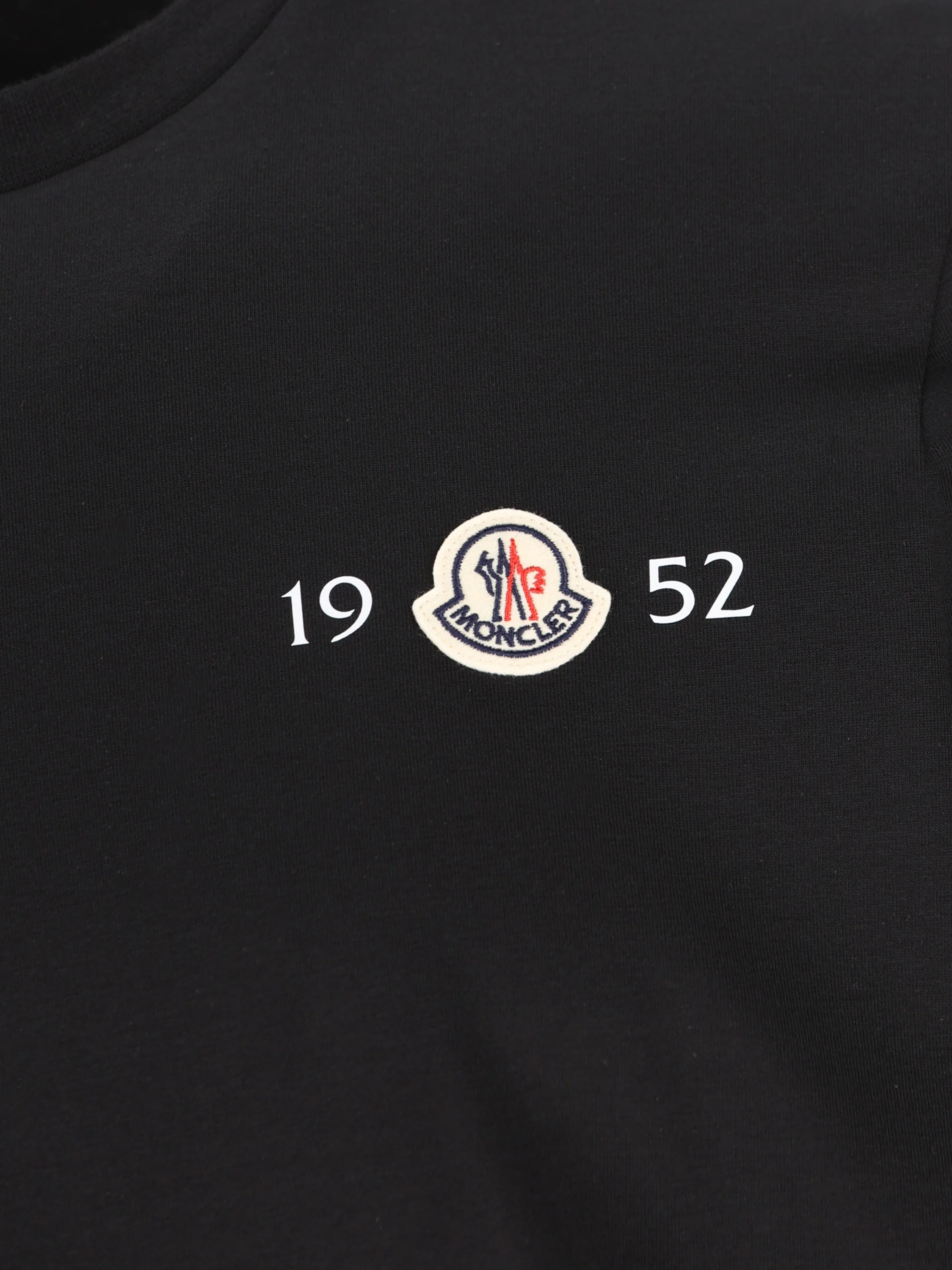 T-Shirt realizzata in cotone. M8C00052 8790F999 MONCLER 