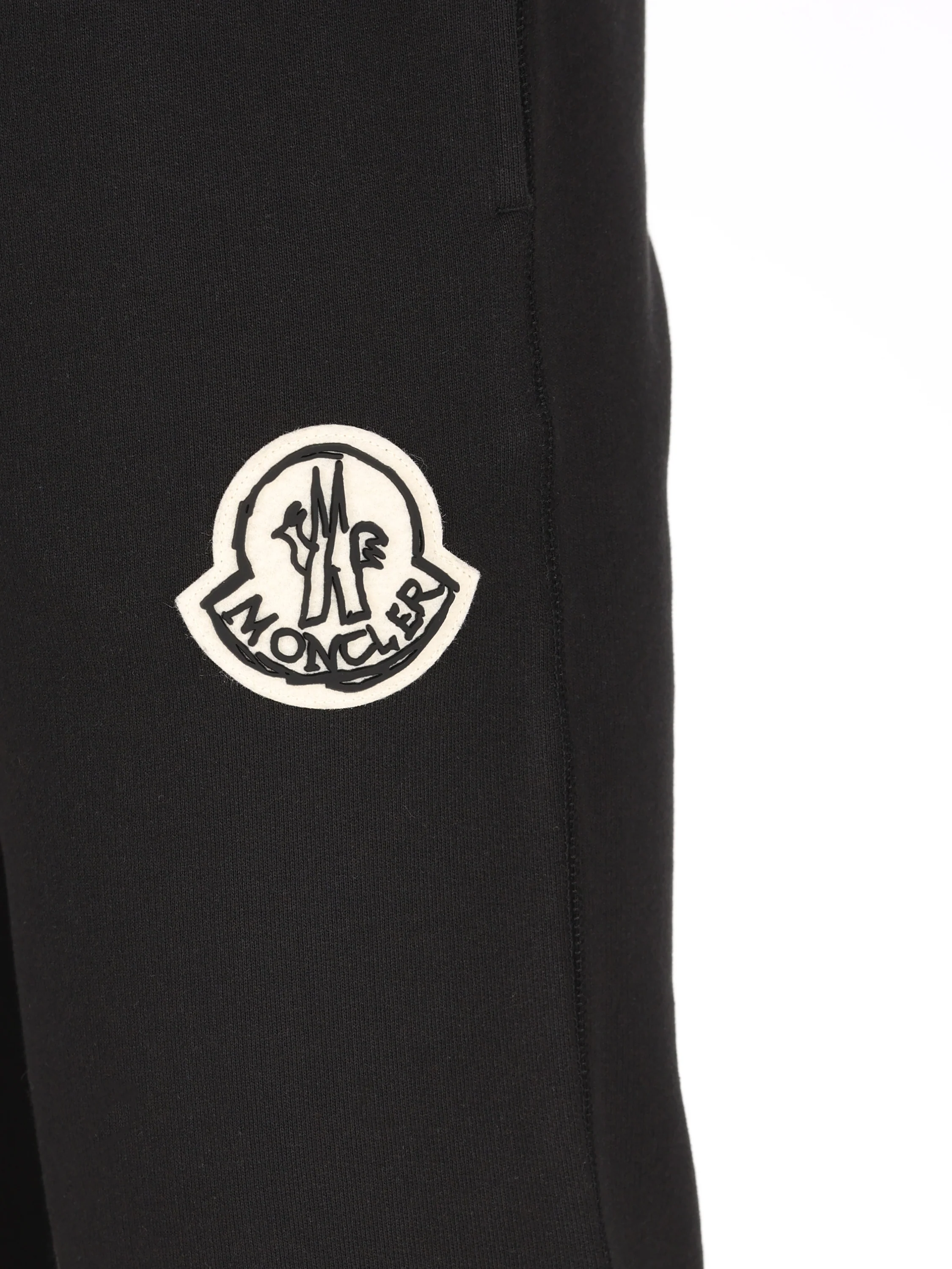 Pantaloni realizzati in cotone M8H00012 899V4999 MONCLER 