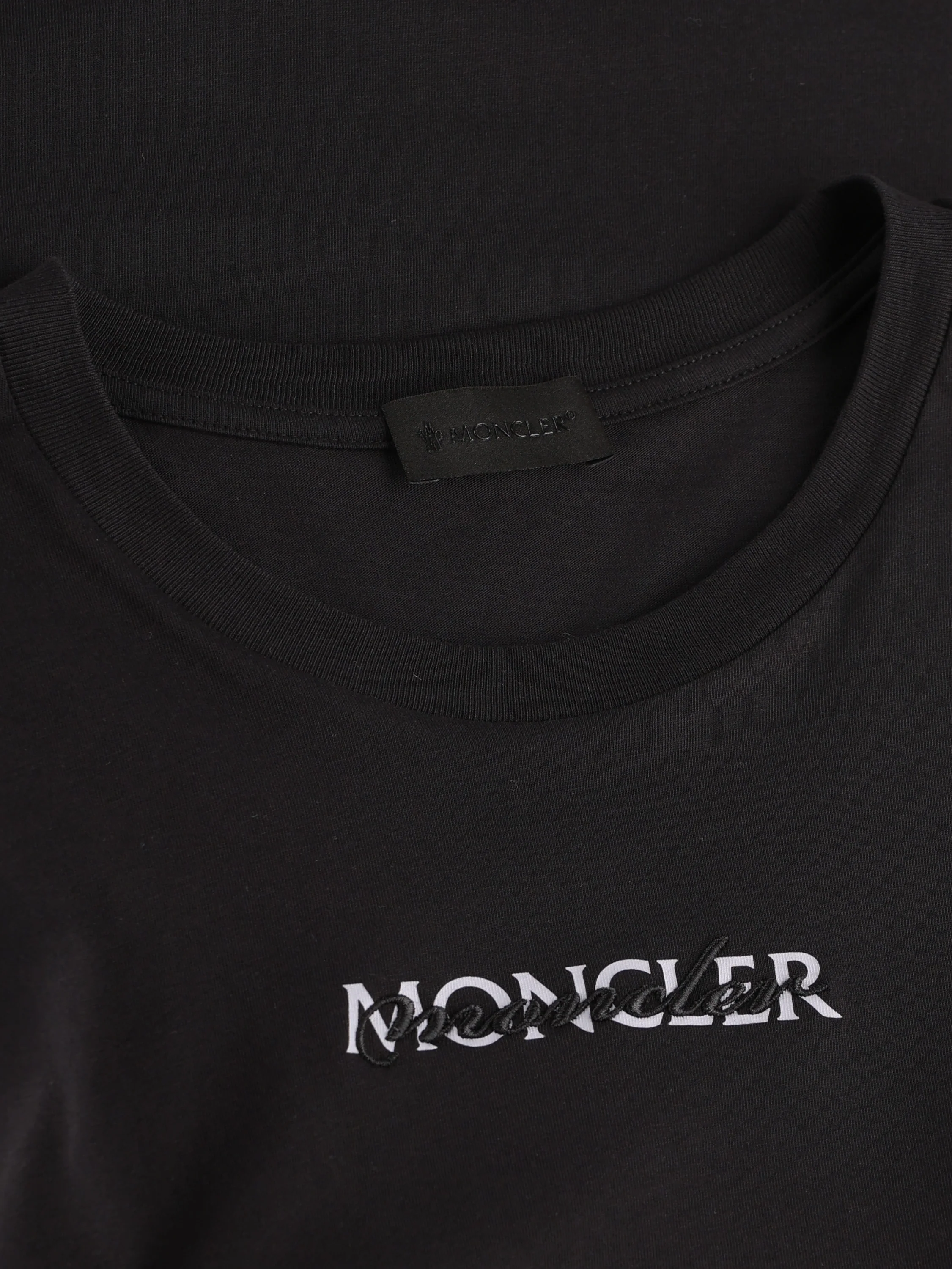 T-Shirt realizzata in cotone. W8C00012 89B8Q999 MONCLER 
