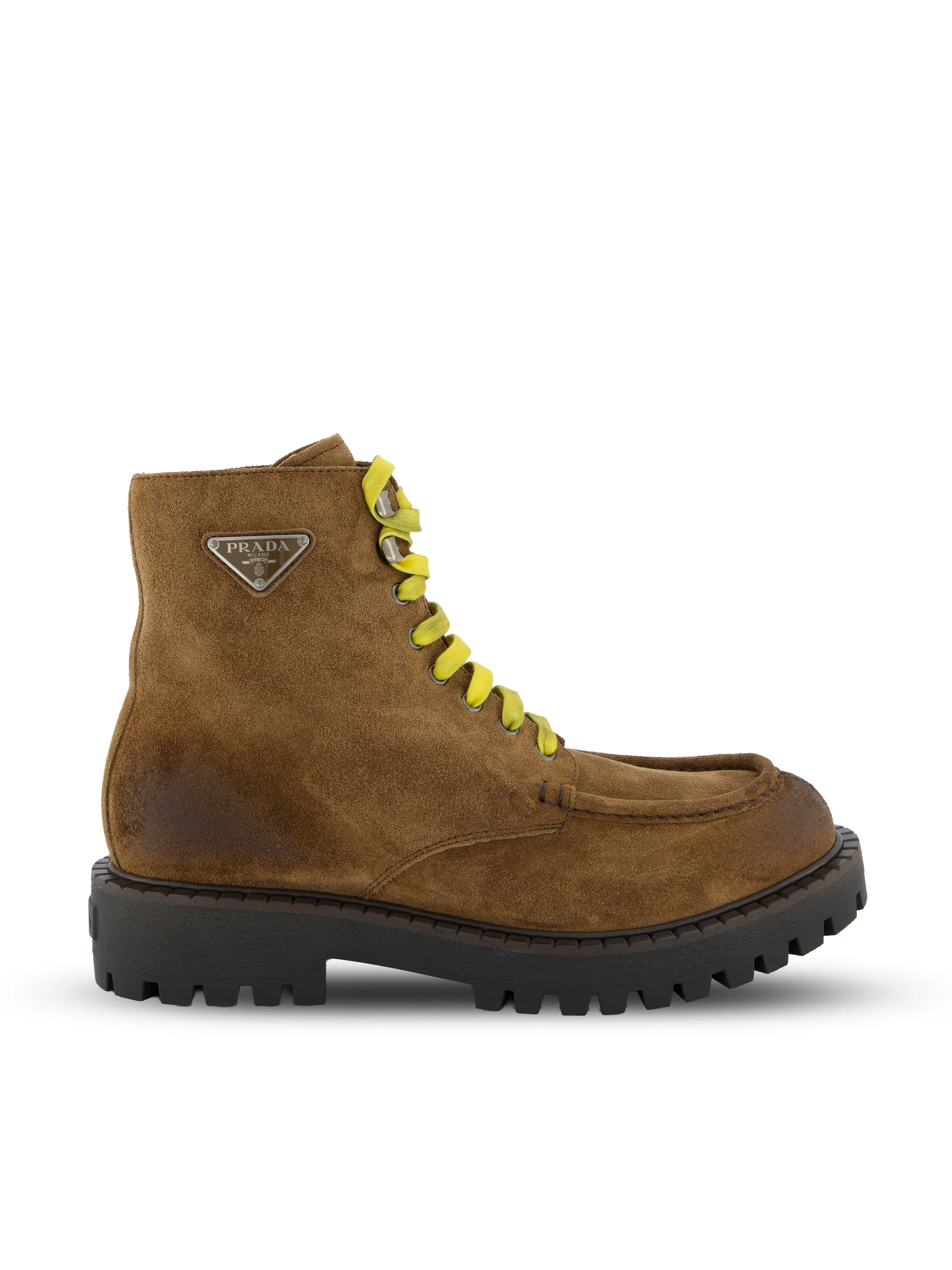Stivaletti realizzati in pelle scamosciata. 2TE214 0B2F0E2Q PRADA 