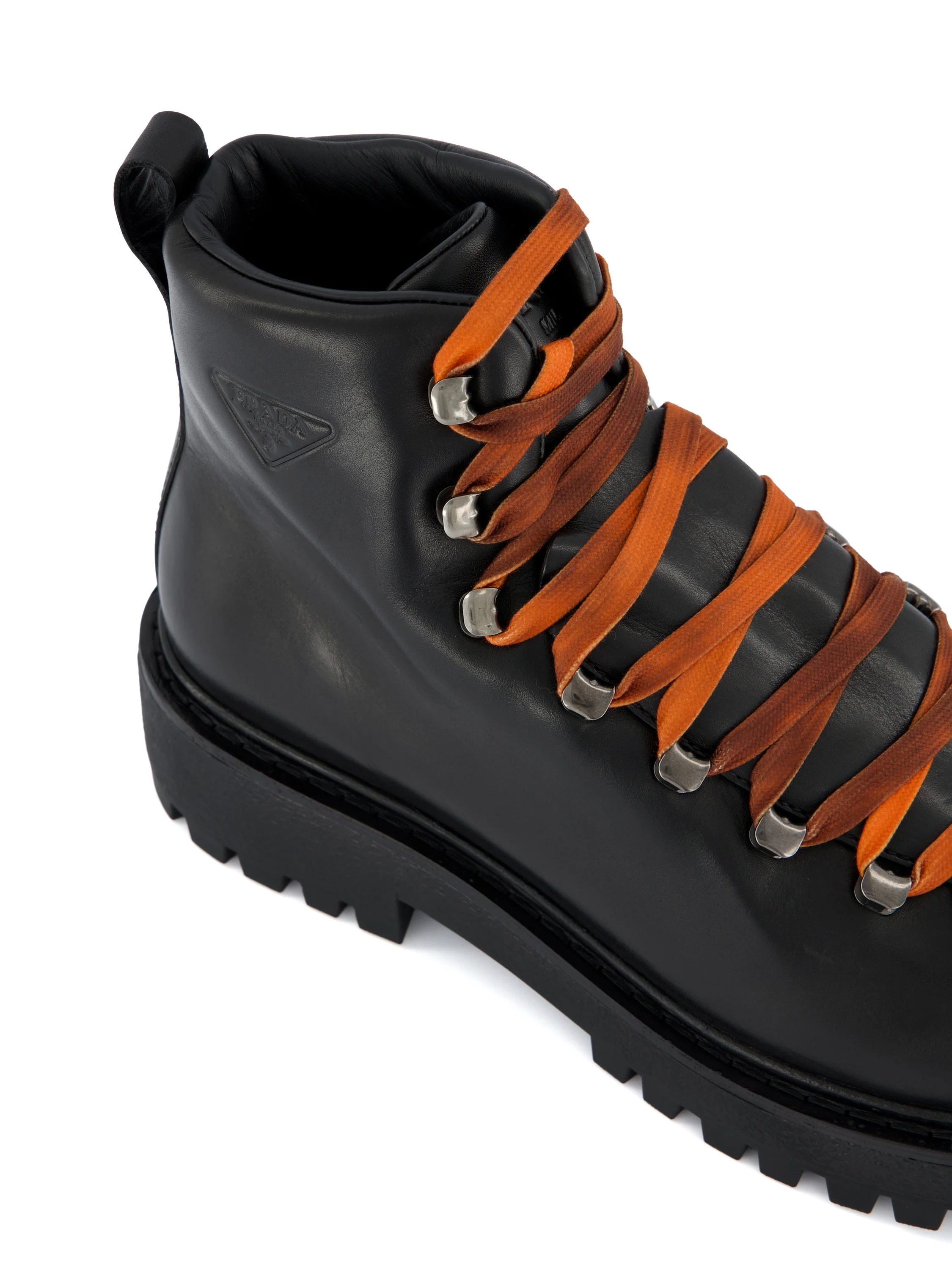 Stivaletti Uomo in Pelle Nera con Suola Carrarmato 2TE220 3KDPF0002 PRADA