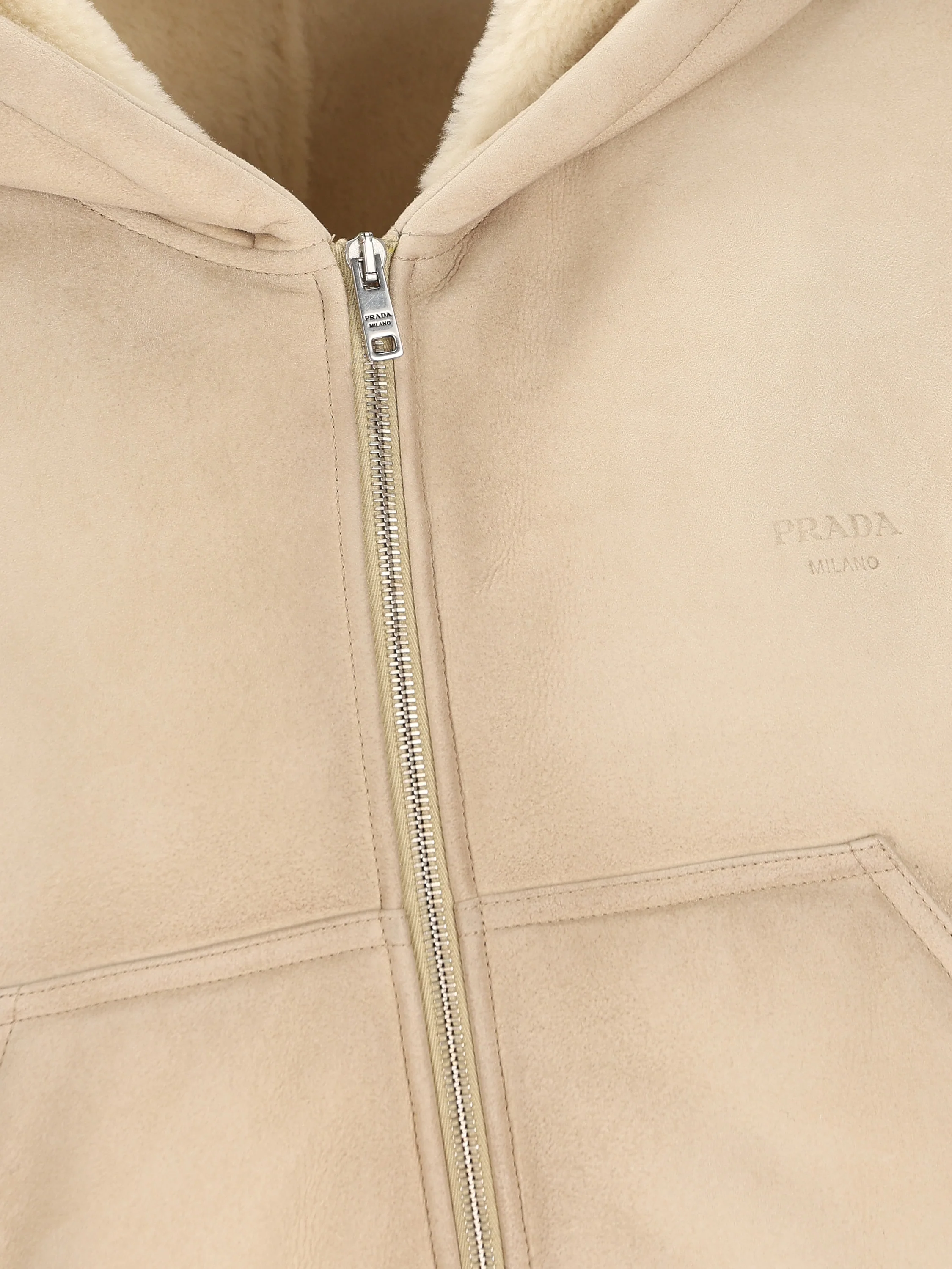 Giacca realizzata in pelliccia tinta di montone. 58A302 6157F0H44 PRADA 