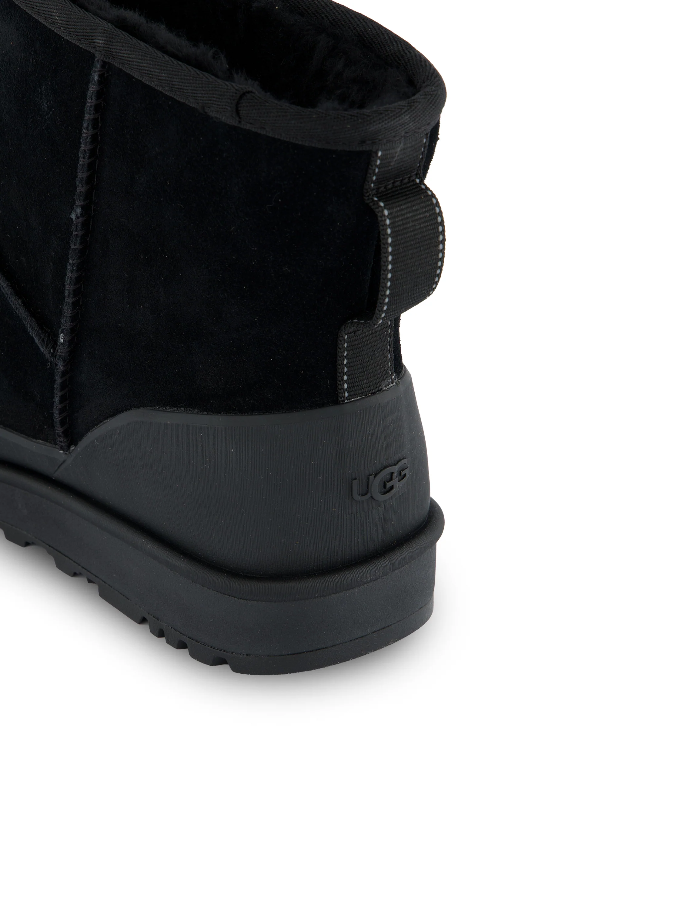 Stivali realizzati in camoscio. 1180196 BLK UGG 