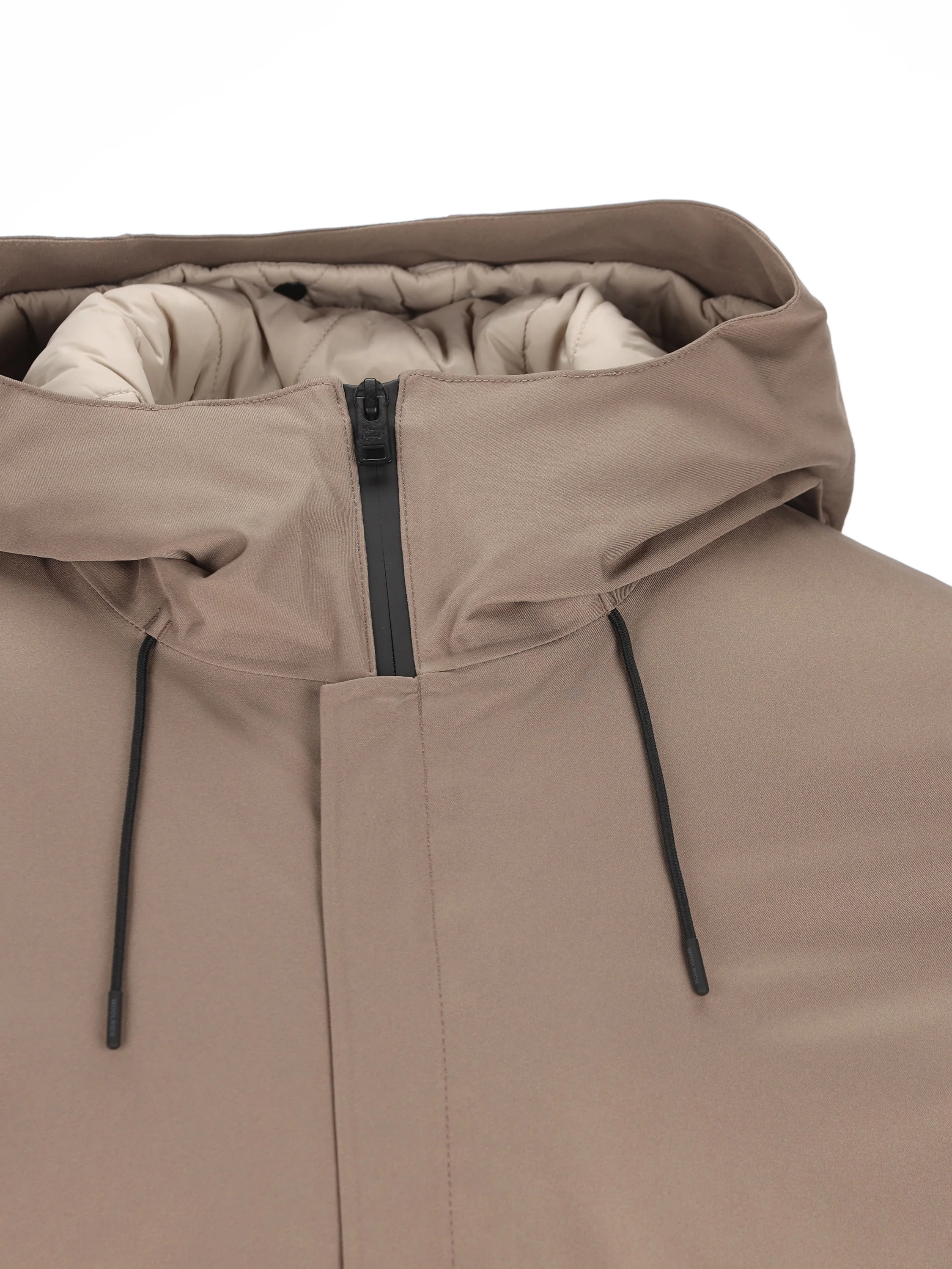 Giacca realizzata in tessuto tecnico. CFWOOU2099MBUT4099 7425 WOOLRICH 